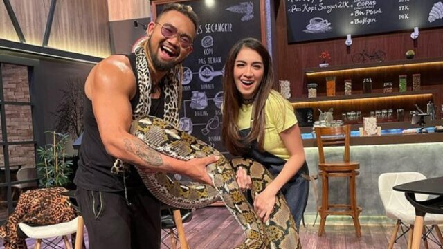 Berita artis: Angel Karamoy mengunggah foto dirinya bersama dengan Audrey. Dalam potret itu mereka tampak memegang ular sanca besar.