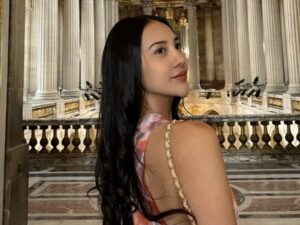 Berita artis: Anya Geraldine abadikan momen di Paris, fotonya pun disebut mirip dengam patung aphordite.