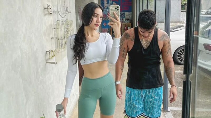 Berita artis: Anya Geraldine lakukan mengunggah potret dirinya yang tengah berolahraga bersama dengan seorang pria berperut sixpack.