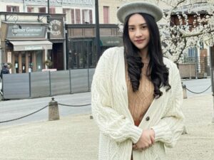 Berita artis: Artis Anya Geraldine disebut sebagau Taming Nidanya orang Indonesia, memikiki dagu yang lancip dan body goals.