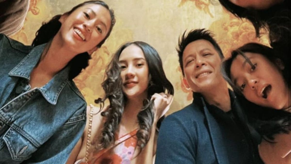 Berita artis: Anya Geraline kerap terlihat bersama Ariel NOAH di Paris, netizen menyebut keduanya cocok.