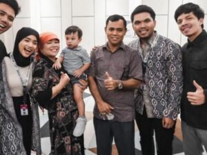 Berita artis: Atta Haliintar mengucapkan do'a pada sang adik kandung Thariq dan juga calon adik iparnya, Fuji yang akan pergi berangkat umrah.