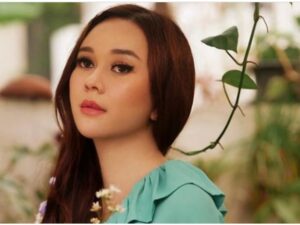 Berita artis: Aura Kasih membagikan potret seksi dirinya di atas sepeda motor lewat Instagram pribadinya dengan body yang aduhai.