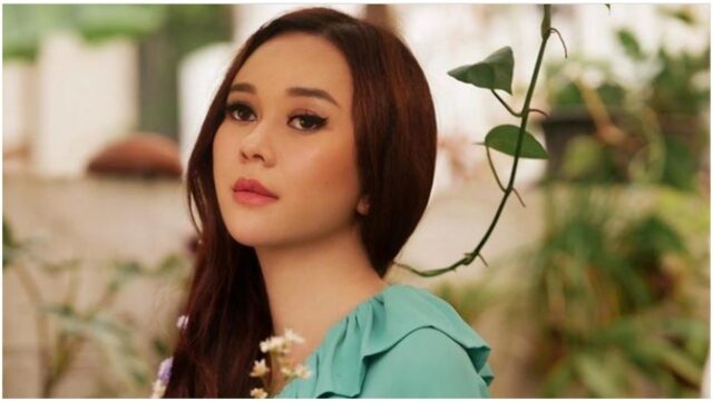 Berita artis: Aura Kasih membagikan potret seksi dirinya di atas sepeda motor lewat Instagram pribadinya dengan body yang aduhai.
