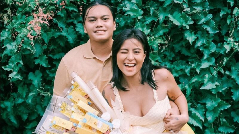 Berita artis: Awkarin putus dengan Gangga, ternyata kabar telah dilamar sang kekasih hanyalah aksi prank semata