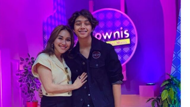 Berita artis: Ayu Ting Ting berfoto dengan seorang pria tampan, ia pun mengatakan bahwa pria tersebut merupakan calon menantunya.