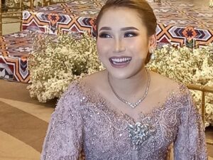 Berita artis: Ayu Ting Ting mengatakan bahwa pondasi untuk membangun rumah tangga agar tetap kokoh yaitu dengan cara menjaga salat, terumata salat Subuh.