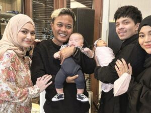 Berita artis: Pose tiduran bareng Baby Ameena dan Azzam putra dari komedia Sule disebut cocok oleh netizen karena posisi keduanya yang begitu dekat