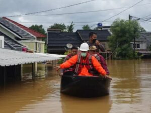 Berita Terbaru: Kota Serang Banten diterjang banjir. Sebanyak 5 orang dinyatakan meninggal dunia akibat banjir tersebut