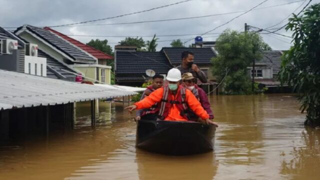 Berita Terbaru: Kota Serang Banten diterjang banjir. Sebanyak 5 orang dinyatakan meninggal dunia akibat banjir tersebut