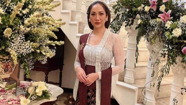 Berita artis: Bunga Citra Lestari baru saja membagikan potret dirinya ketika mengenakan kebaya disebut ayu dan cantik mempesona.