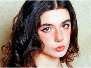 Berita terkini: Camille Alexander, wanita asal Inggris ini menjual bulu tubuhnya dan mendapatkan uang puluhan juta dalam sebulan.