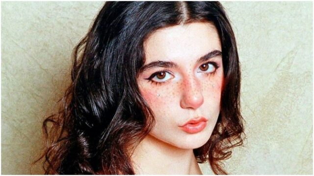 Berita terkini: Camille Alexander, wanita asal Inggris ini menjual bulu tubuhnya dan mendapatkan uang puluhan juta dalam sebulan.