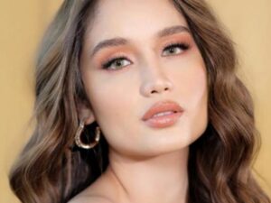 Berita artis: Artis cantik Cinta Laura disebut oleh netizen mirip dengan Angeline Jolie muda saat mengenaka baju seksi yag memperlihatka belahan dadanya.