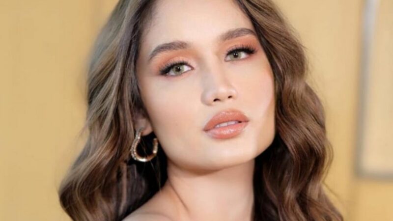 Berita artis: Artis cantik Cinta Laura disebut oleh netizen mirip dengan Angeline Jolie muda saat mengenaka baju seksi yag memperlihatka belahan dadanya.