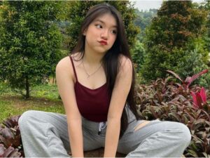 Berita artis: Hotman Paris mengangkat seorang wanita muda menjadi asiste pribadinya yang ke-26, ia merupakan aspri termuda.