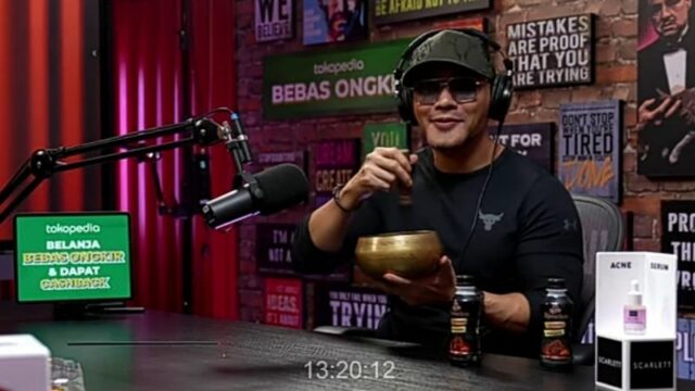 Berita artis: Deddy Corbuzier mencobakan aksi Rara yang memukul singing ball untuk menghantikan hujan saat race moto GP di Mandalika.