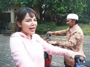 Berita artis: Dinar Candy mengajak anggota keluarganya untuk lomba balap sepeda listrik, akan tetapi yang menang lomba tersebut diberi hukuman