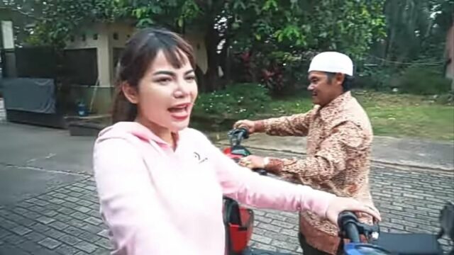 Berita artis: Dinar Candy mengajak anggota keluarganya untuk lomba balap sepeda listrik, akan tetapi yang menang lomba tersebut diberi hukuman