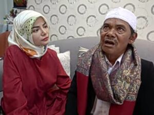 Berita artis: Haji Cecep, ayahanda artis Dinar Candy mendoakan agar anaknya Dinar segera menjaid wanita shaleha dan mendapatkam suami yang shaleh.