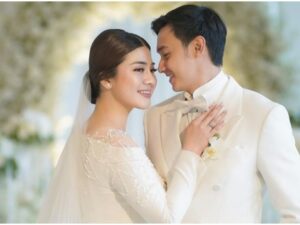 Berita artis: Felicya Angelista memberikan kejutan untuk suaminya Imanuel Caesar Hito di hari anniversary 9 tahun mereka di Roma, Italia.