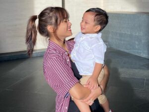 Berita artis: Ibu Dewi sebut Thariq Halilintar kini ibarat papi pengganti bagi cucu semata wayangnya, Gala Sky Andriansyah.