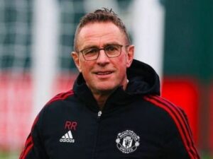 Pelatih Manchester United, Ralf Rangnick, membantah timnya tengah mengalami keretakan di ruang ganti.