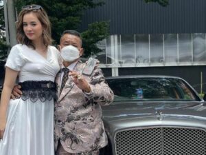 Berita artis: potret aspri ke 15 Hotman Paris membuat netizen jadi salah fokus di bagian dadanya yang terlihat tidak mengenakan bra.