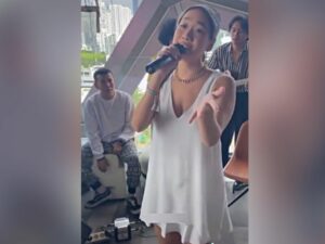 Berita artis: Bunga Citra Lestari hebohkan warganet dengan pakaiannya yang dinilai terlalu terbuka untuk konser di siang bolong, hingga netizen ingatkan auratnya.