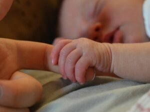Ibu himbau orang tua untuk selalu memeriksa jari-jari bayi mereka untuk menghindari terjadinya turniquet rambut yang bisa berdampak buruk pada bayi.