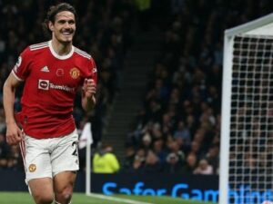 Berita bola: Manchester United akan melepas penyerang Uruguay, Edinson Cavani musim depan. MU kini mengincar penyerang Olimpique Lyon