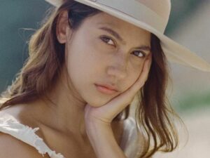 Berita artis: Pevita Pearce tampak cantik natural dengan balutan baju berwarna putih ditambah topi yang bertengger di kepalanya.