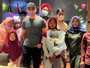 Berita artis: Kabar bahagia, ternyata kini ART Deddy Corbuzier telah resmi menjadi seorang sarjana berkat kerja keras dan bantuan sang majikan.