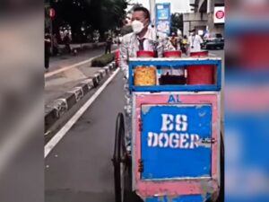 Berita artis: Pengacara kondang Hotman Paris mendadak jual es doger di jalanan, hal itu pun membuat netizen beramai-ramai berkomentar.