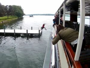 Berita viral: Tukang pos melompat ke Danau Jenewa untuk mengantar surat merupakan pekerjaan unik yang ada selama musim panas.