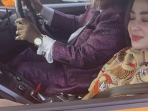 Berita terkini: Hotman Paris mengunggah video saat bersama Dewi Perssik, Pada Captions-nya mengatakan akan sarapan bersama. Pada kolom komentar, seseorang mengatakan "Halalkan Bang".