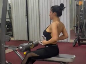 Berita artis: Model cantik Siva Aprilia unjuk kebolehan saat nge-gym hanya menggunakan pakain ketat bertali, begini kata netizen.