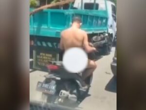 Berita terbaru: Seorang pria nekat menaiki motor di jalan raya dalam keadaan tidak berpakaian sehelai pun viral di medsos.
