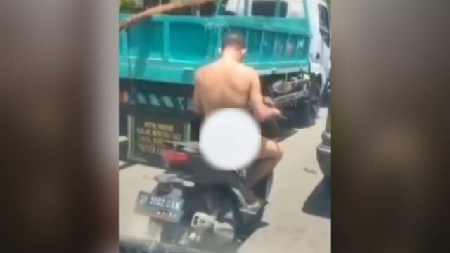 Berita terbaru: Seorang pria nekat menaiki motor di jalan raya dalam keadaan tidak berpakaian sehelai pun viral di medsos.