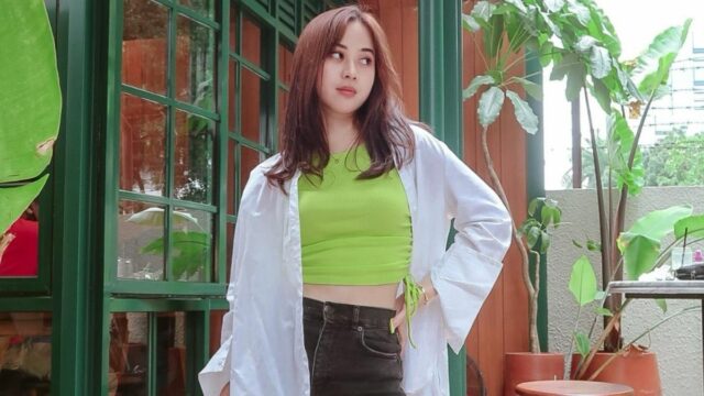 Berita artis: Wanita cantik Aurel Vallen, seorang Youtuber mitologi akui jika ia percaya dengan keberadaan alien yang masih diperdebatkan.