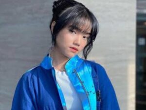Berita artis: Fuji disebut-sebut sebagai aunty crazy rich yang sudah menghasilkan ratusan juta diusianya yang masih belasan tahun.