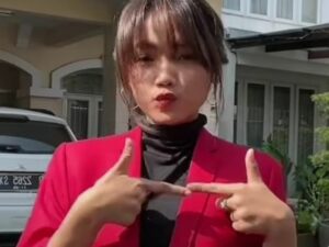 Berita artis: Fuji mengunggah video baru di akun instagram pribadinya, ia pun meminta izin pada Gala untuk mencari uang dengan memakai baju blazer merah.