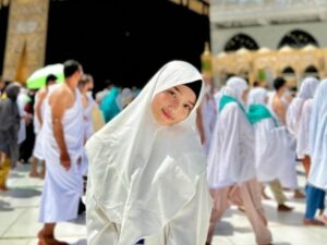 Berita artis: Thariq Halilintar dikabarkan telah melamar kekasihnya Fuji tepat di depan Ka'bah yang disaksikan oleh ribuan jamaah.