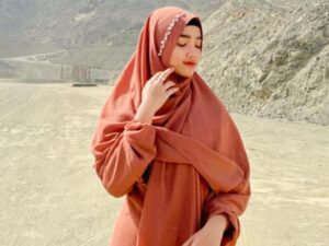 Berita artis: Fuji disebut cantikya kelewatan saat memposting video dirinya yang tengah mengenakan hijab di kota Mekah, Rabu (23/3/2022).