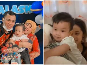 Berita artis: Gala Sky kelihatan senang ketika mendapat hadiah berupa boneka teddy bear yang berukuran cukup besardari omanya.
