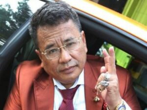 Berita artis: Hotman Paris mengungkapkan bahwa akhir-akhir ini ada orang yang iri dengan kehidupannya yang kerap hura-hura dan dikelilingi oleh wanita cantik.
