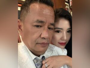 Berita artis: Hotman Paris mengumumkan calon asisten pribadinya yang ke-23, ia pun menanyakan apakah warganet setuju.