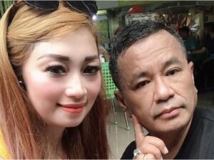 Berita artis: Hotman Paris mengungkapkan dirinya kembali menjadi muda saat bersandeng dengan seorang wanita cantik asal Pontianak.