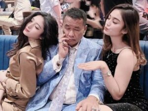 Berita Artis: Hotman Paris terang-terangan meletakkan tangan kirinya di paha salah seorang asisten pribadinya.