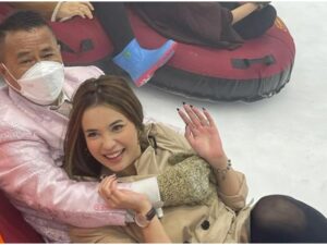Berita artis: Hotman Paris rangkul aspri ke 15-nya dari belakang membuat netizen salah fokus dengan tangan pengacara kondang tersebut.
